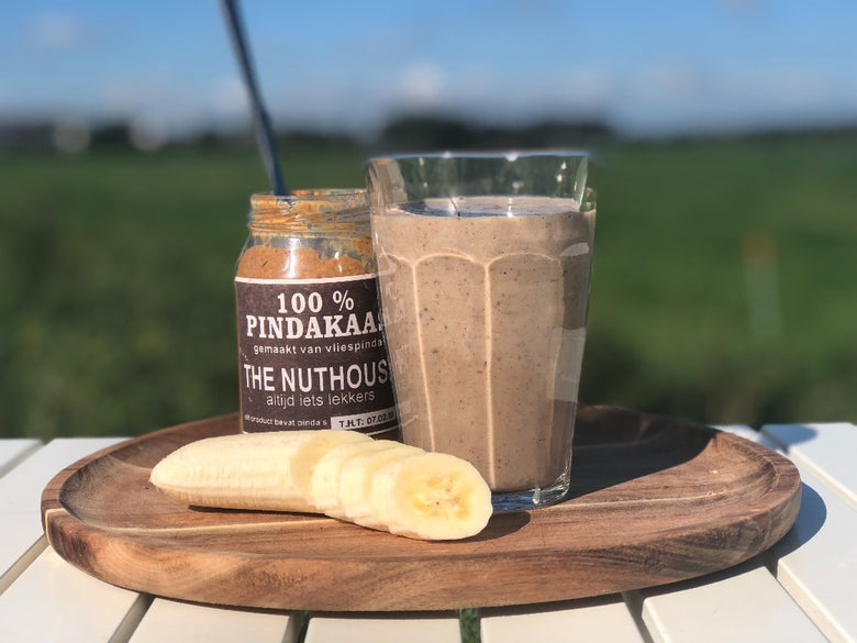 Smoothie met banaan, dadels en pindakaas (vegan)