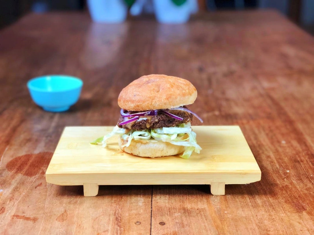 Vegaburgers van noten, bruine rijst en haver met een Japanse twist
