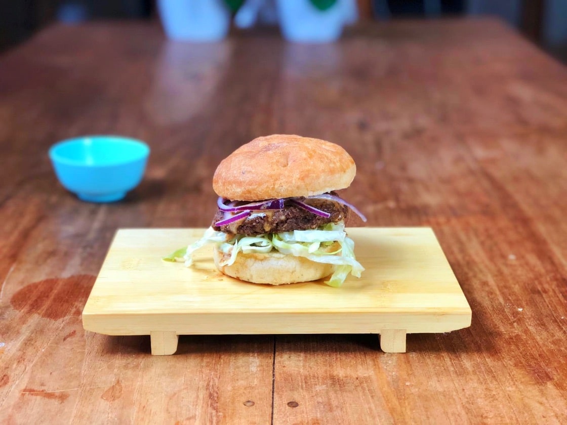 Vegaburgers van noten, bruine rijst en haver met een Japanse twist
